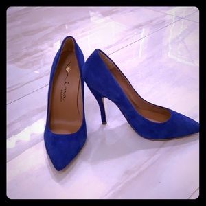 Nina Originals Blue suede pump never worn